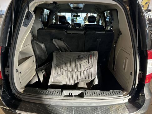 Used 2014 Chrysler Town & Country Touring image 32