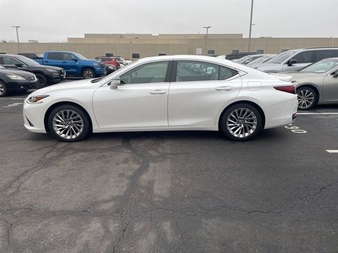 Used 2023 Lexus ES 300h w/ Luxury Package image 3