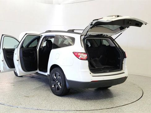 Used 2017 Chevrolet Traverse LT w/ Style and Technology Package FWD image 11