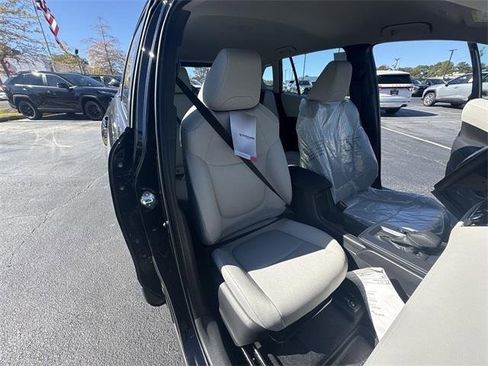 Used 2026 Toyota Corolla Cross L image 24