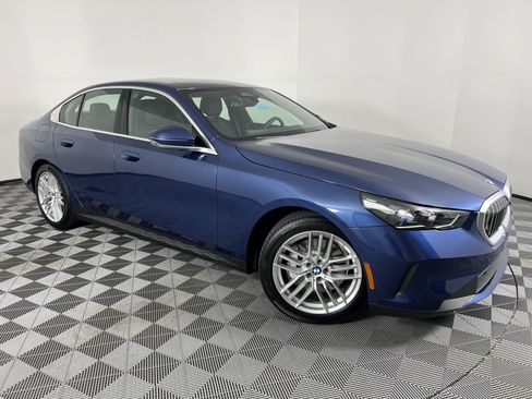 Used 2025 BMW 530i xDrive w/ Premium Package AWD/4WD image 2