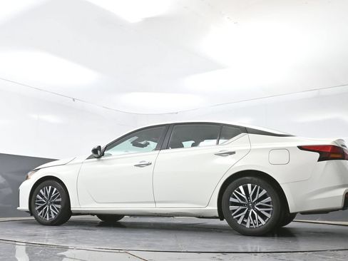 Used 2025 Nissan Altima 2.5 SV FWD image 29