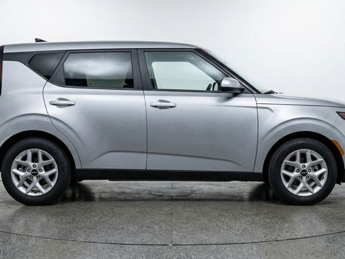 Used 2025 Kia Soul LX w/ LX Technology Package image 11