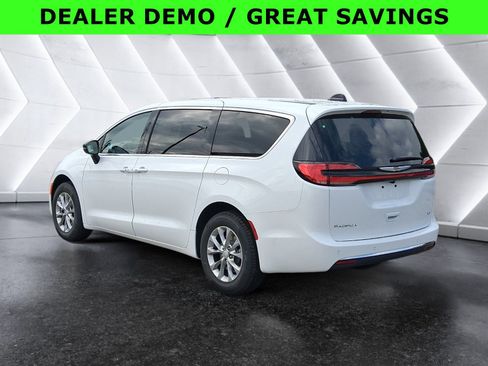 New 2026 Chrysler Pacifica Select image 4