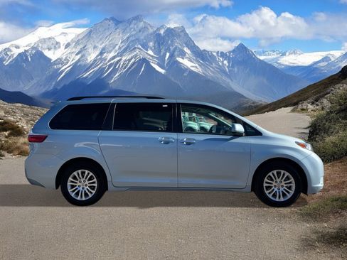 Used 2017 Toyota Sienna XLE image 5