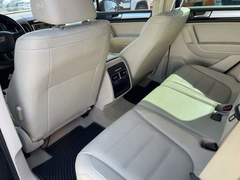 Used 2012 Volkswagen Touareg Sport AWD/4WD image 19