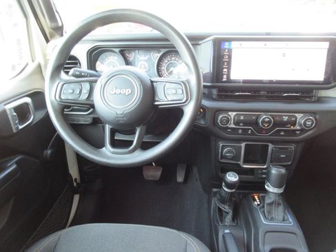 Certified 2024 Jeep Gladiator Sport AWD/4WD image 13