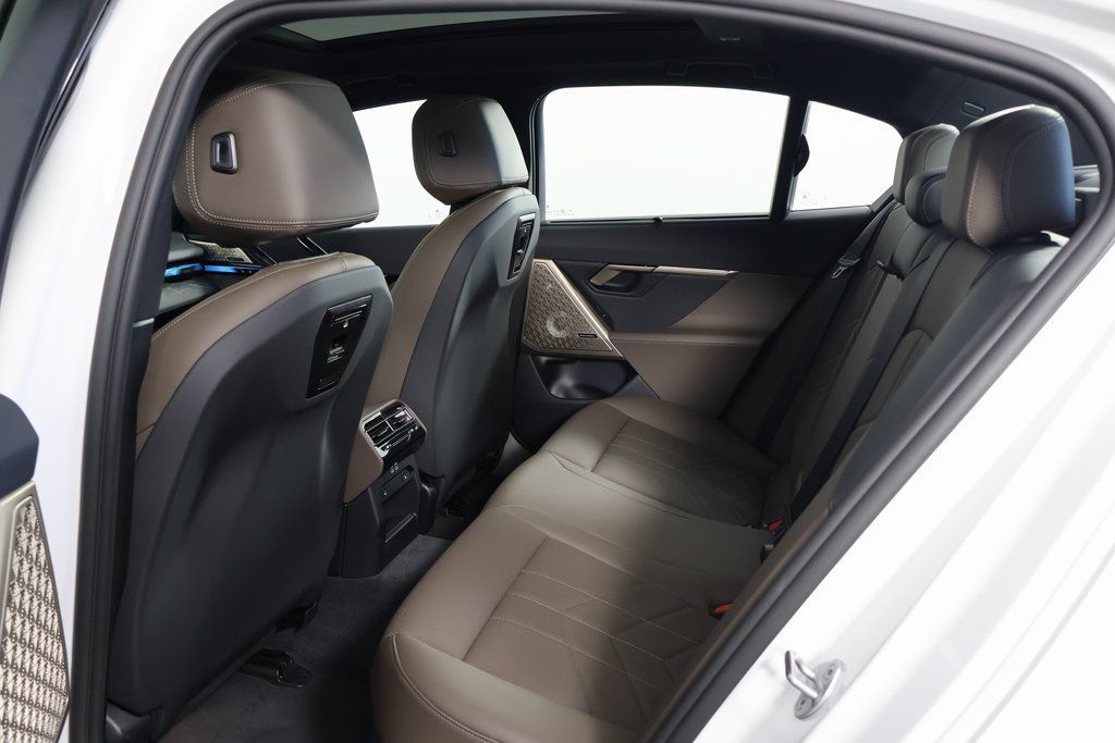 Used 2025 BMW i5 eDrive40i w/ Executive Package RWD image 11