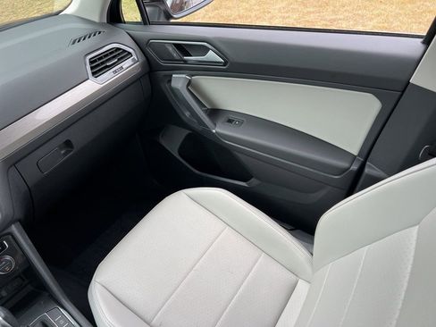 Used 2018 Volkswagen Tiguan SE w/ Panoramic Sunroof Package AWD/4WD image 26