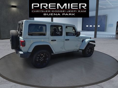 Used 2024 Jeep Wrangler Unlimited Sahara AWD/4WD image 8