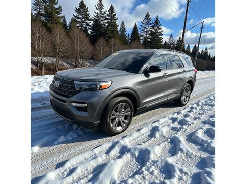 Used 2023 Ford Explorer XLT w/ Equipment Group 202A image 2