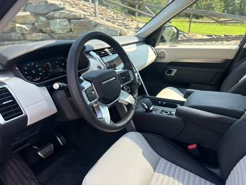 Used 2025 Land Rover Discovery Dynamic SE AWD/4WD image 10