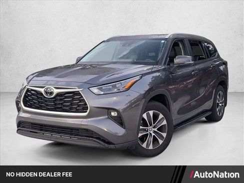 Used 2024 Toyota Highlander XLE FWD image 1