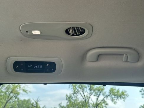 Used 2024 Chrysler Pacifica Touring-L FWD image 21