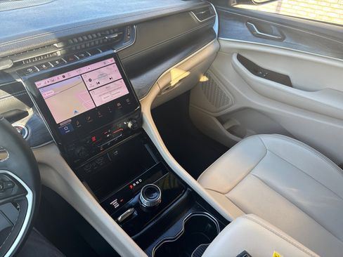 Used 2024 Jeep Grand Cherokee Limited image 17