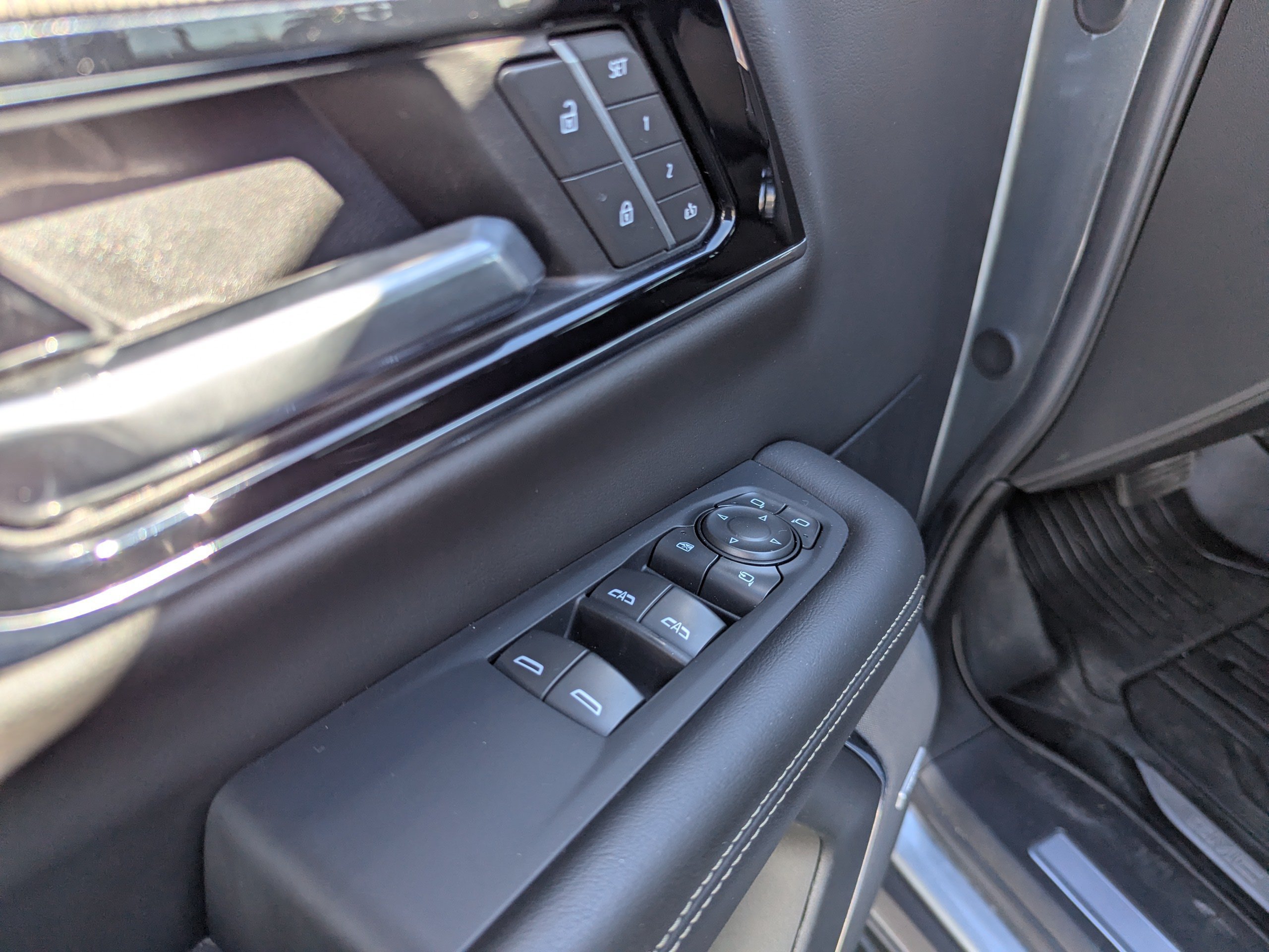 Used 2025 GMC Yukon Elevation AWD/4WD image 11