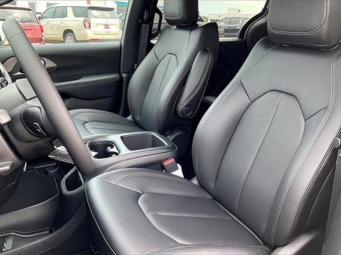 New 2025 Chrysler Voyager LX image 8