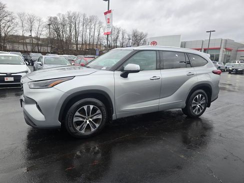 Used 2021 Toyota Highlander XLE AWD/4WD image 2