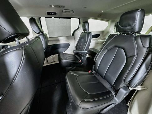 Used 2024 Chrysler Pacifica Touring-L FWD image 23