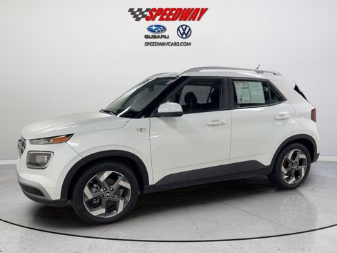 Used 2025 Hyundai Venue SEL FWD image 11