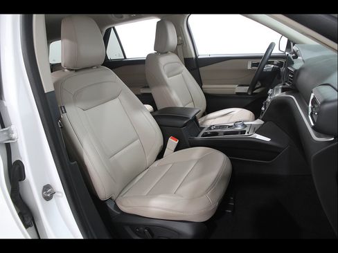 Used 2023 Ford Explorer XLT w/ Equipment Group 202A AWD/4WD image 18