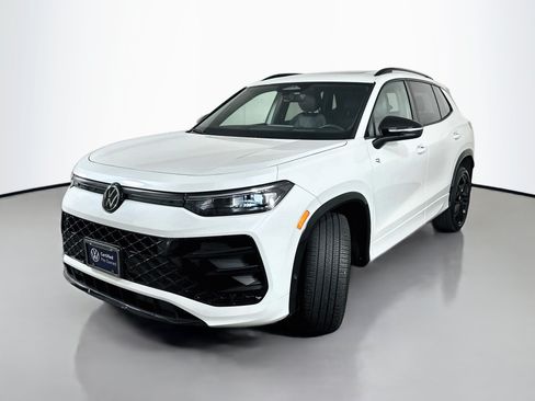 Certified 2025 Volkswagen Tiguan SE R-Line AWD/4WD image 3