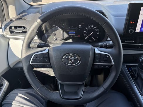 Used 2025 Toyota Sienna XLE image 19