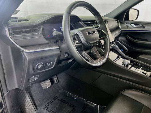 Used 2022 Jeep Grand Cherokee Overland w/ Luxury Tech Group IV AWD/4WD image 9