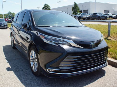 Used 2022 Toyota Sienna Platinum FWD image 2