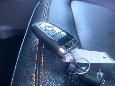 Used 2024 Ford Bronco Badlands image 13