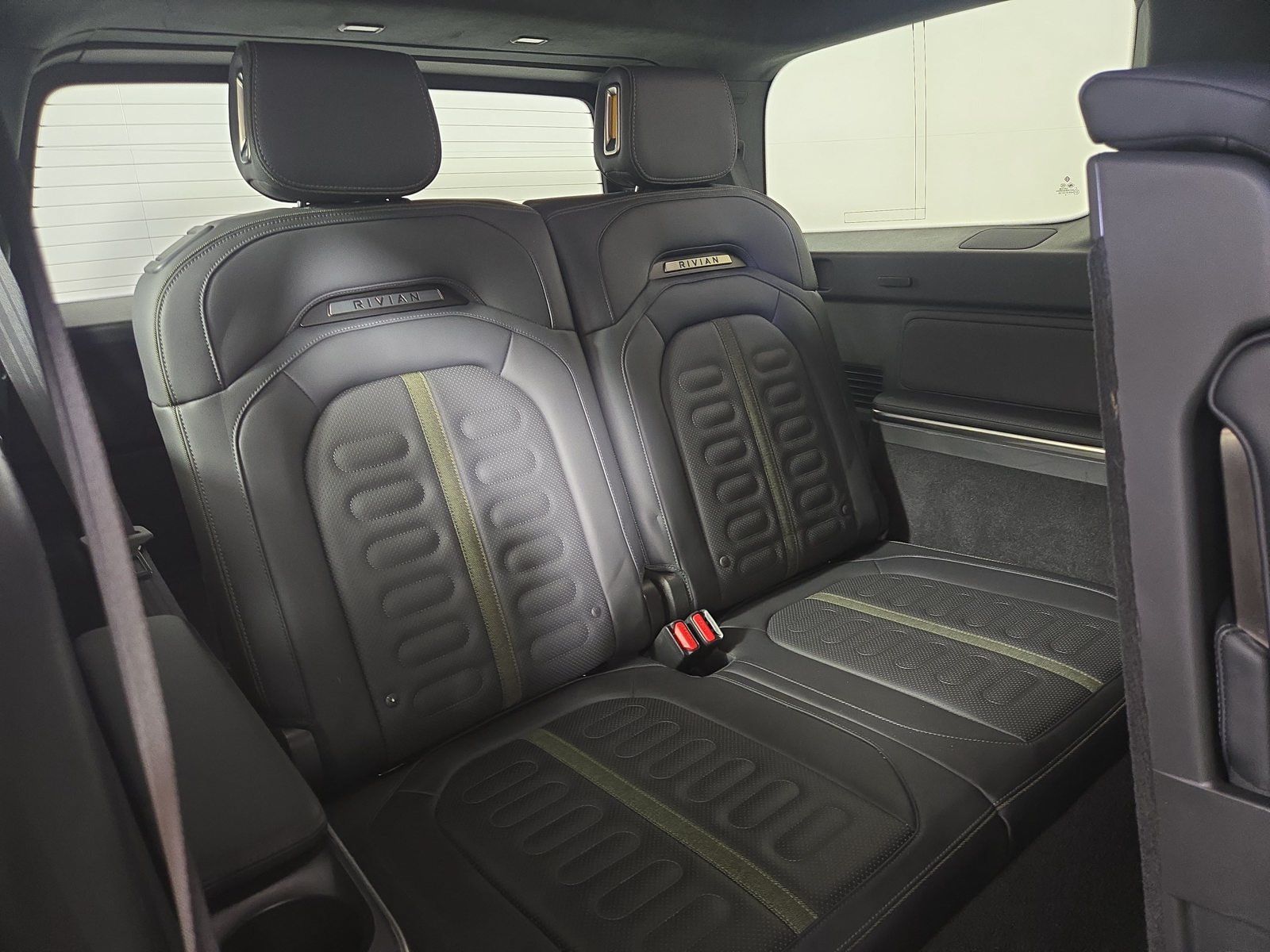 Used 2025 Rivian R1S Adventure Dual AWD/4WD image 25