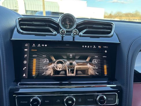 Used 2022 Bentley Bentayga image 29