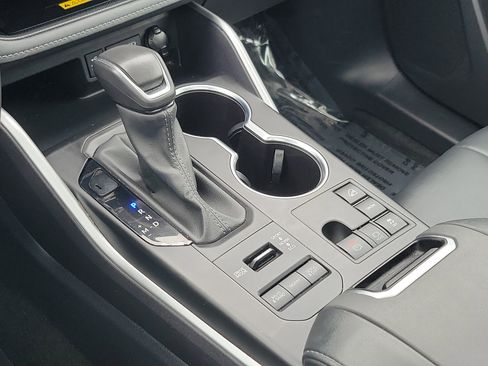 Certified 2024 Toyota Highlander XLE image 34