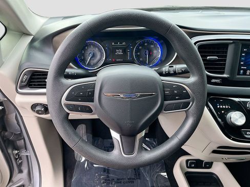 Used 2018 Chrysler Pacifica Touring Plus w/ Tire & Wheel Group FWD image 16