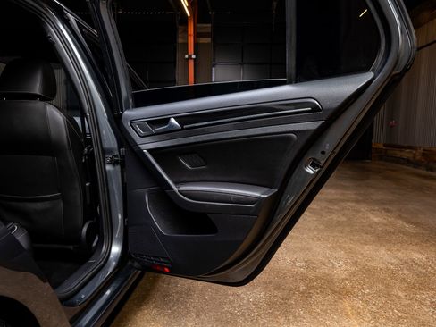 Used 2018 Volkswagen Golf R 4-Door image 34