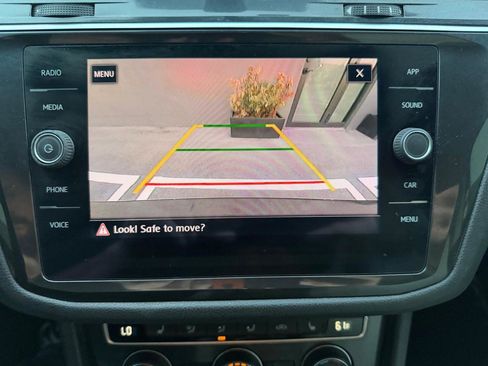 Used 2019 Volkswagen Tiguan SE image 16