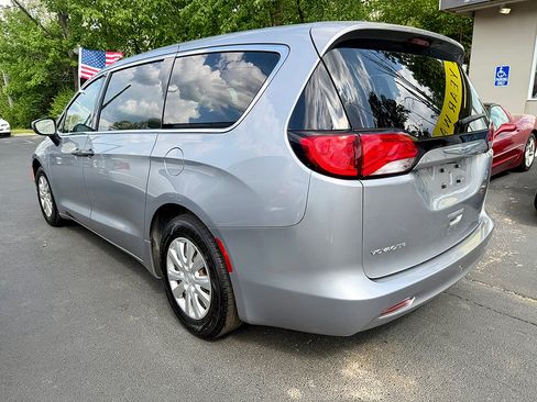 Used 2020 Chrysler Voyager L FWD image 7