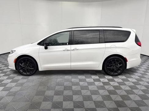 Used 2025 Chrysler Pacifica Limited image 17