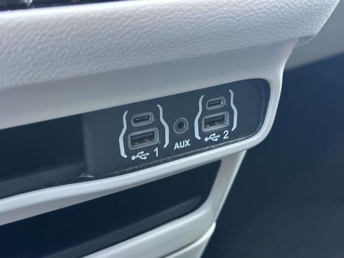 Used 2024 Chrysler Pacifica Touring-L image 19