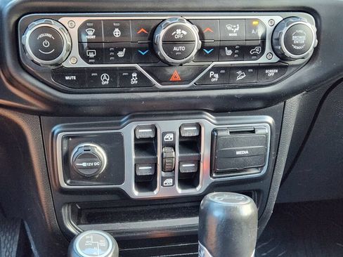 Used 2020 Jeep Wrangler Unlimited Sahara AWD/4WD image 29