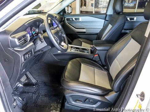 Used 2024 Ford Explorer XLT w/ Equipment Group 202A AWD/4WD image 9