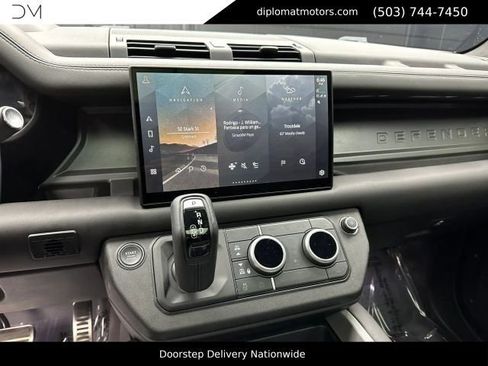 Used 2025 Land Rover Defender 110 V8 AWD/4WD image 32