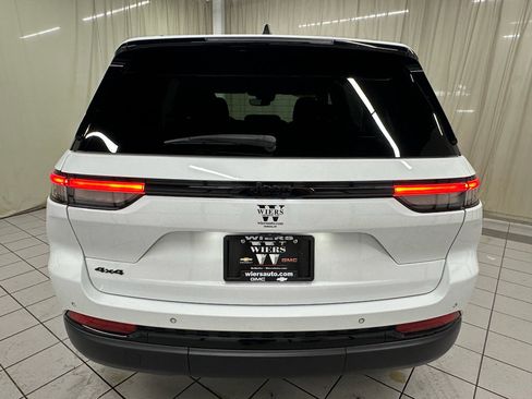 Used 2023 Jeep Grand Cherokee Altitude image 8