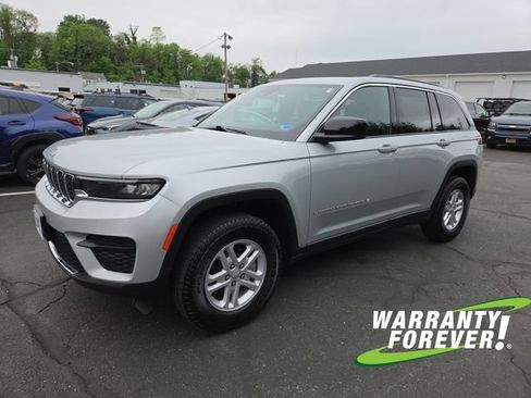 Used 2024 Jeep Grand Cherokee Laredo w/ Luxury Tech Group I AWD/4WD image 3