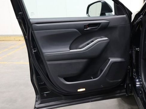 Used 2024 Toyota Highlander LE image 16