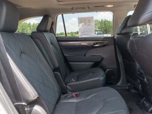 Used 2024 Toyota Highlander Platinum AWD/4WD image 27
