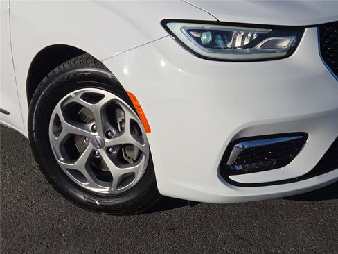Certified 2023 Chrysler Pacifica Limited FWD image 4