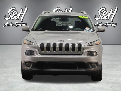 Used 2017 Jeep Cherokee Latitude w/ Cold Weather Group FWD image 11