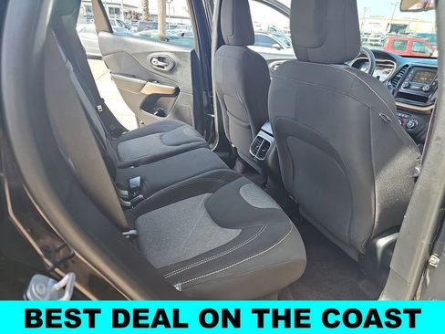 Used 2018 Jeep Cherokee Latitude FWD image 11