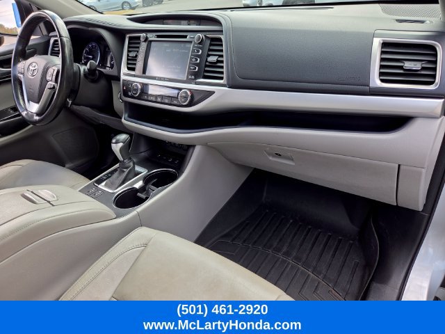 Used 2017 Toyota Highlander XLE AWD/4WD image 19